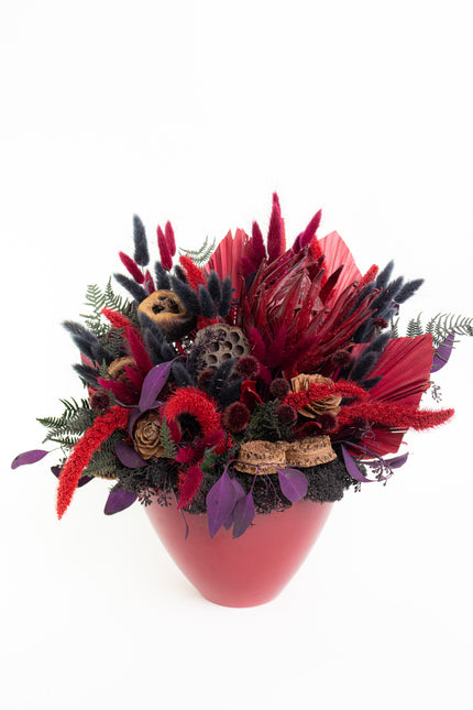 Aranjament Floral „Scarlet Royalty” în Vas Bordo – Compoziție Luxury cu Protea King, Evantai Palmier și Accente Negru Abis