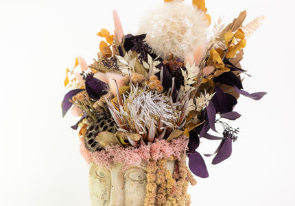 Aranjament Floral „Statue of Muse” în Vas Sculptural – Decor Artizanal cu Protea Albă, Flori Uscate și Accente Boho-Chic