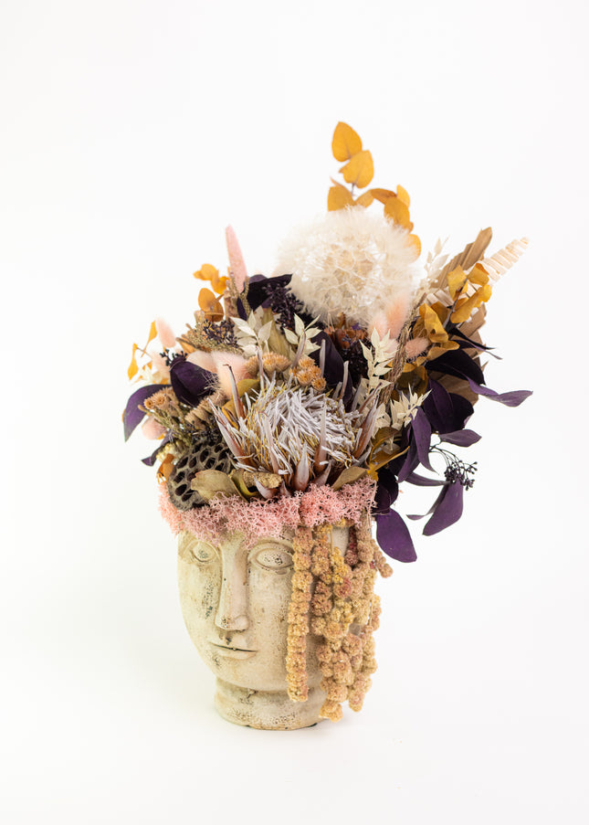Aranjament Floral „Statue of Muse” în Vas Sculptural – Decor Artizanal cu Protea Albă, Flori Uscate și Accente Boho-Chic