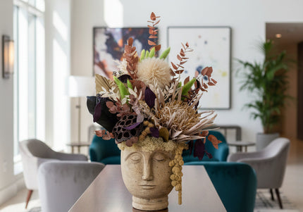 Aranjament Floral „Terra Muse” în Bust Sculptural – Creație Handmade cu Protea King Gold, Eucalipt Arămiu și Accente Moss Green