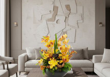 Aranjament Floral „Solar Orchid” în Vas Ceramic Negru – Decor de Lux cu Orhidee Galbene, Ilex și Accente Botanice Exotice