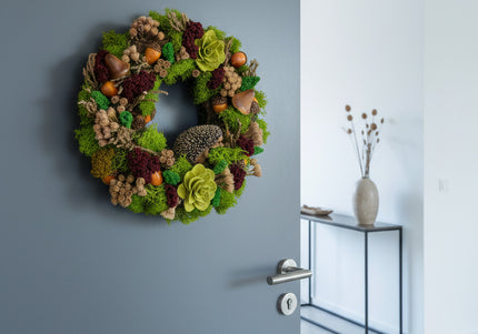 Coroniță Handmade „Forest Keeper” – Decor Artizanal din Licheni Stabilizați cu Arici, Ciupercuțe și Flori Verzi
