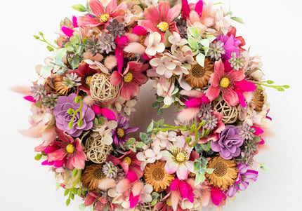 Coroniță Florală „Wildflower Celebration” – Aranjament Handmade Bogat cu Flori Uscate, Criogenate și Accente Boho