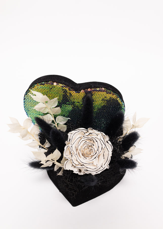 Aranjament Inimă Paiete, Trandafir Criogenat Alb cu Margine Neagră