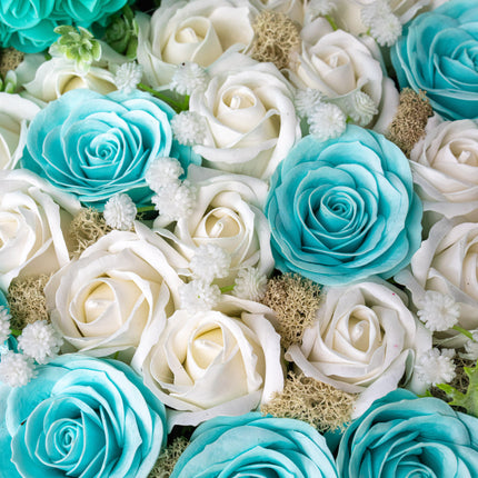 Aranjament Lux Inimă Trandafiri Săpun Turcoaz-Alb