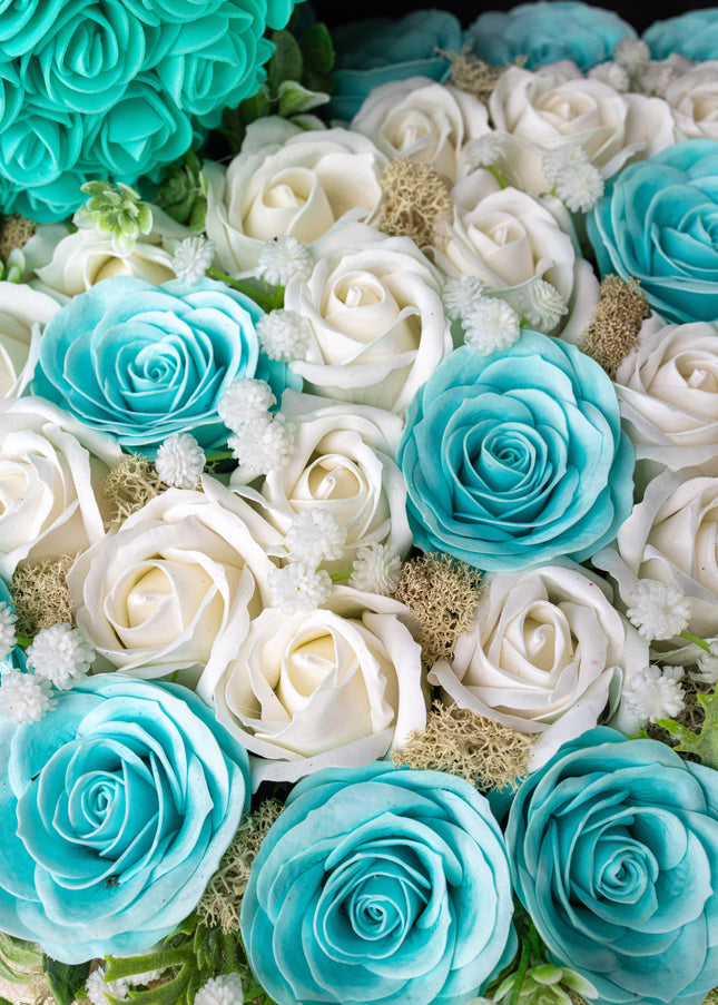 Aranjament Lux Inimă Trandafiri Săpun Turcoaz-Alb