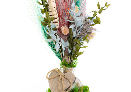 Aranjament Floral „Soft Serenity” pe Bază de Lemn – Creație Handmade cu Protea Roz, Palmier Pastel și Accente Turcoaz