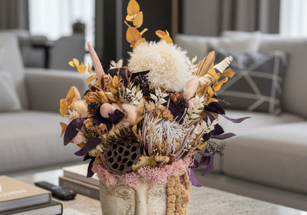 Aranjament Floral „Statue of Muse” în Vas Sculptural – Decor Artizanal cu Protea Albă, Flori Uscate și Accente Boho-Chic