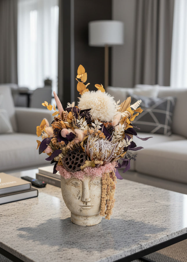Aranjament Floral „Statue of Muse” în Vas Sculptural – Decor Artizanal cu Protea Albă, Flori Uscate și Accente Boho-Chic