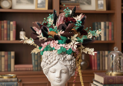 Aranjament floral „Velvet Muse” în bust sculptural – protea, hortensie și accente botanice
