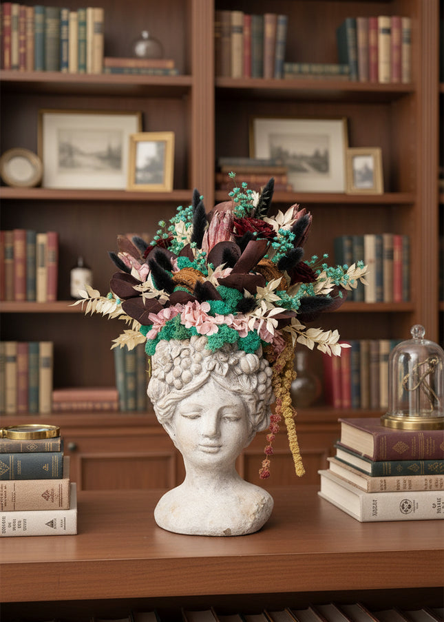 Aranjament floral „Velvet Muse” în bust sculptural – protea, hortensie și accente botanice