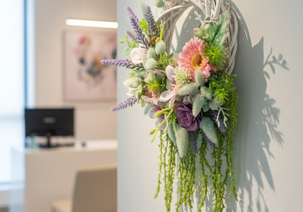 Coroniță Handmade „Secret Garden” – Aranjament Floral Curgător pe Bază de Răchită Albă cu Lavandă și Plante Verzi
