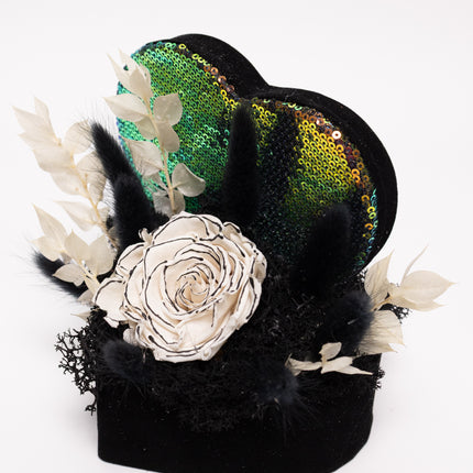 Aranjament Inimă Paiete, Trandafir Criogenat Alb cu Margine Neagră