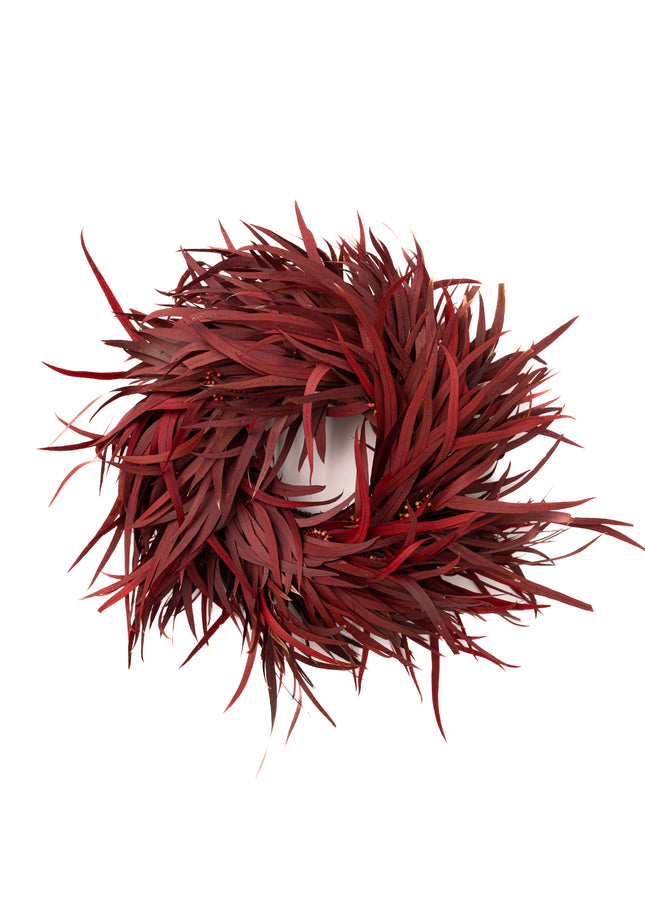 Coroniță Decorativă Handmade „Crimson Breeze” – Aranjament Circular din Eucalipt Roșu Burgund
