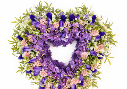 Coroniță florală „Lavender Heart” – decor elegant cu flori mov și accente pastel