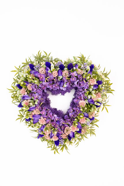 Coroniță florală „Lavender Heart” – decor elegant cu flori mov și accente pastel