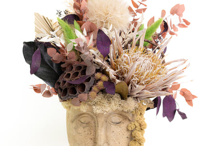 Aranjament Floral „Terra Muse” în Bust Sculptural – Creație Handmade cu Protea King Gold, Eucalipt Arămiu și Accente Moss Green