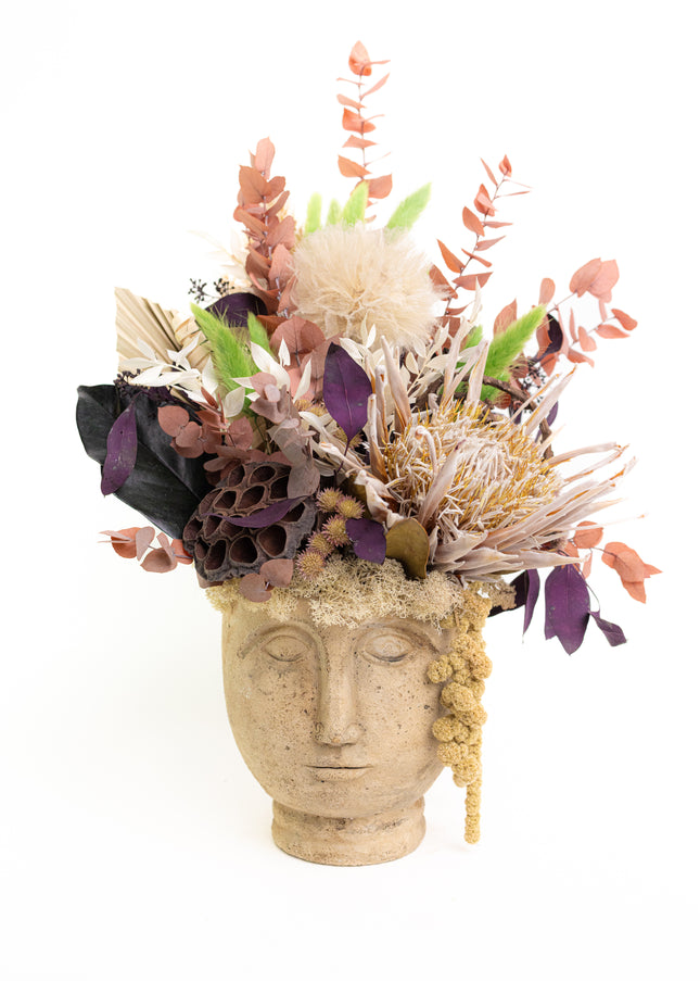 Aranjament Floral „Terra Muse” în Bust Sculptural – Creație Handmade cu Protea King Gold, Eucalipt Arămiu și Accente Moss Green