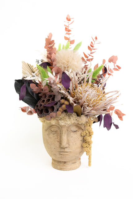 Aranjament Floral „Terra Muse” în Bust Sculptural – Creație Handmade cu Protea King Gold, Eucalipt Arămiu și Accente Moss Green