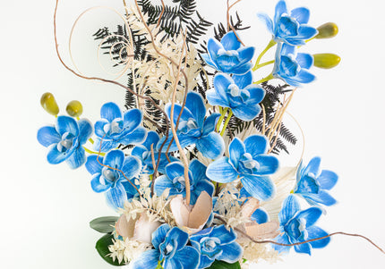 Aranjament Floral „Azure Dream” în Vas Alb – Compoziție Handmade cu Orhidee Albastre, Plante Curzătoare și Accente Boeme