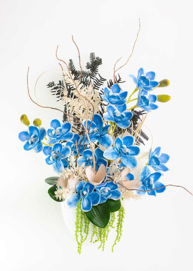 Aranjament Floral „Azure Dream” în Vas Alb – Compoziție Handmade cu Orhidee Albastre, Plante Curzătoare și Accente Boeme
