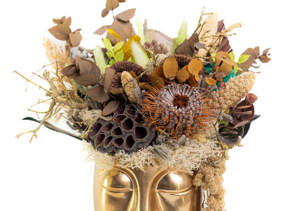 Aranjament Floral „Earthly Muse” în Vas Sculptural Auriu – Creație Handmade cu Banksia, Lotus și Texturi Organice Neutre