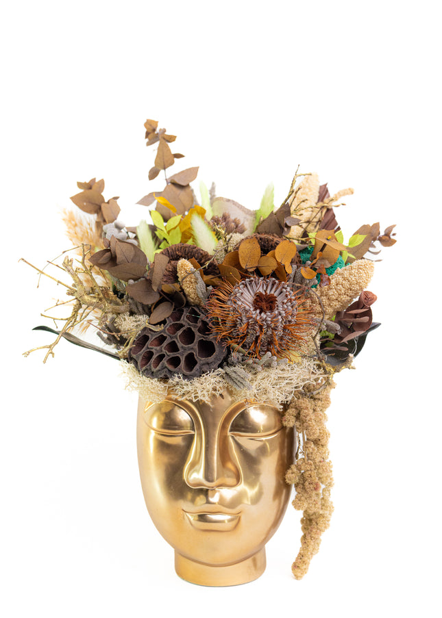 Aranjament Floral „Earthly Muse” în Vas Sculptural Auriu – Creație Handmade cu Banksia, Lotus și Texturi Organice Neutre