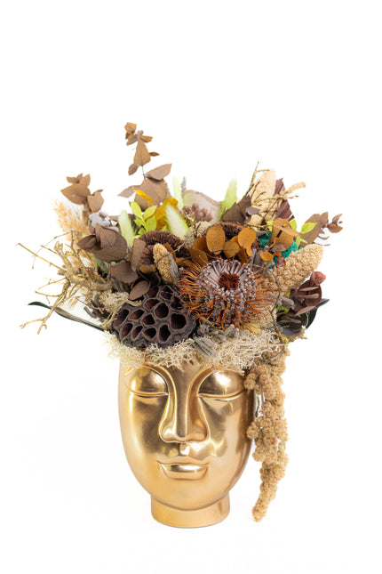 Aranjament Floral „Earthly Muse” în Vas Sculptural Auriu – Creație Handmade cu Banksia, Lotus și Texturi Organice Neutre