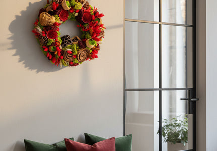 Coroniță Biophilică „Ruby Moss Garland” – Aranjament Handmade cu Licheni, Mușchi Stabilizat și Flori Roșu Intens