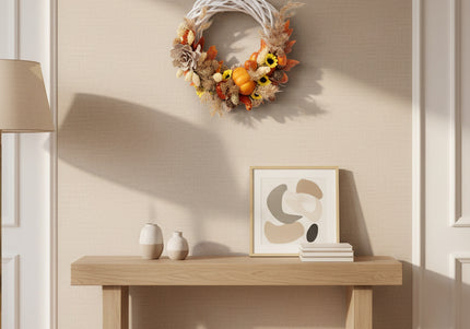 Coroniță Handmade „Autumn Whispers” – Aranjament Floral pe Bază de Răchită Albă cu Dovleci, Floarea-Soarelui Mică și Spice