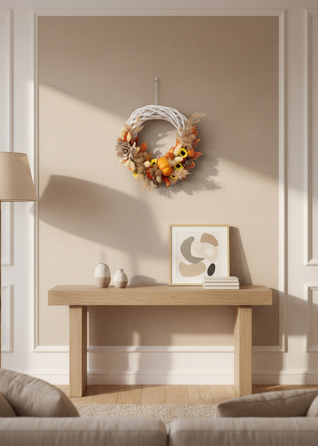 Coroniță Handmade „Autumn Whispers” – Aranjament Floral pe Bază de Răchită Albă cu Dovleci, Floarea-Soarelui Mică și Spice