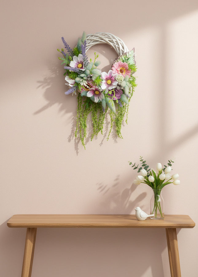 Coroniță Handmade „Secret Garden” – Aranjament Floral Curgător pe Bază de Răchită Albă cu Lavandă și Plante Verzi