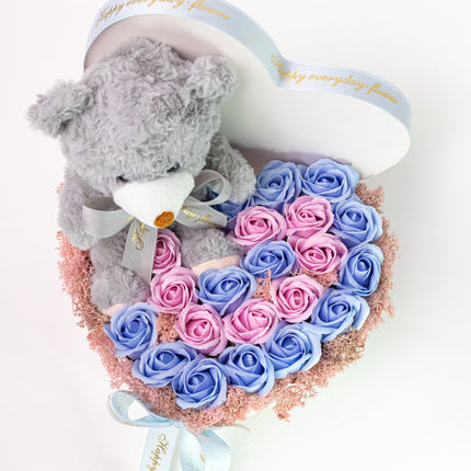 Aranjament Inimă Lux Trandafiri Roz-Albastru & Ursuleț