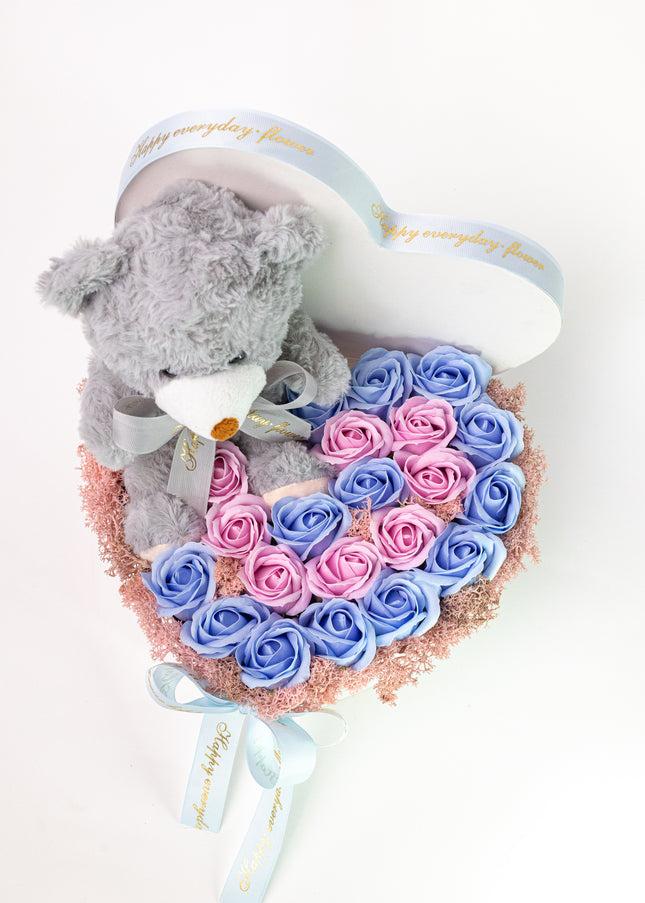 Aranjament Inimă Lux Trandafiri Roz-Albastru & Ursuleț