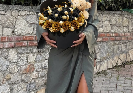 Aranjament Inimă "Black & Gold": 41 Trandafiri, Ciocolată & Ursuleț