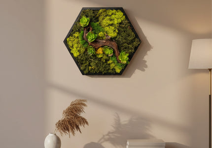 Decor Mural Modular „Emerald Hive” – Un Panou Hexagonal Handmade cu Mușchi, Licheni și Relief Botanic