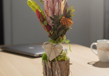 Mini-Aranjament Floral „Protea Soul” în Suport de Scoarță – Decor cu Floare Protea, Licheni și Accente Verzi