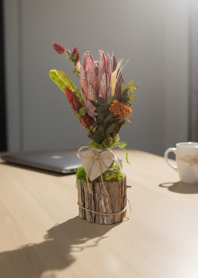 Mini-Aranjament Floral „Protea Soul” în Suport de Scoarță – Decor cu Floare Protea, Licheni și Accente Verzi