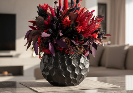 Aranjament Floral „Crimson Night” în Vas Negru Texturat – Compoziție Luxury cu Protea King, Plante Criogenate și Accente Gotic-Chic