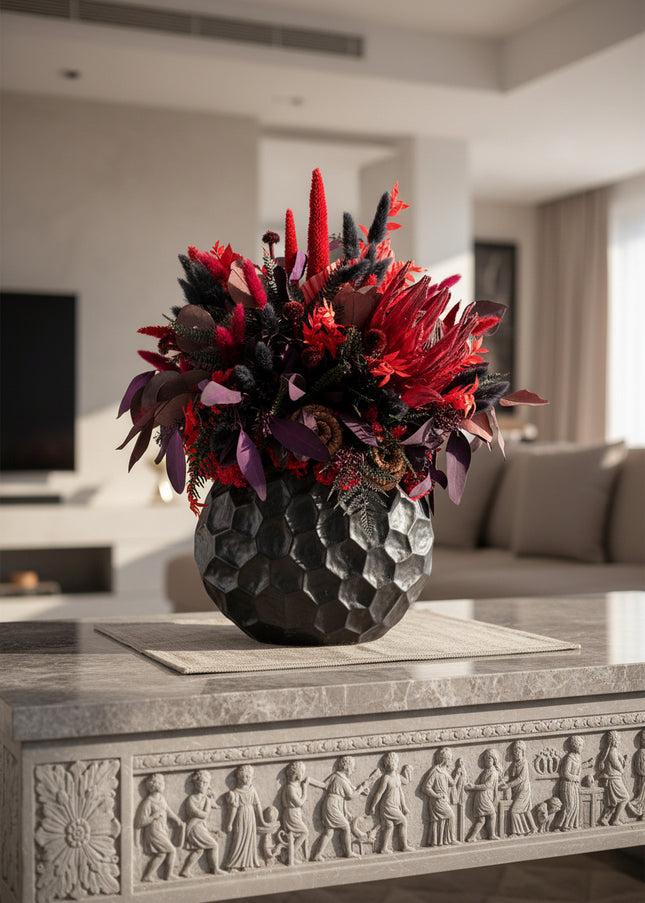 Aranjament Floral „Crimson Night” în Vas Negru Texturat – Compoziție Luxury cu Protea King, Plante Criogenate și Accente Gotic-Chic