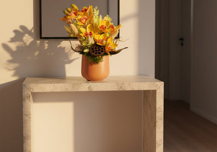 Aranjament Floral „Cymbidium Gold” în Vas Mat – Creație Handmade cu Orhidee Galbene și Accente Botanice Exotice