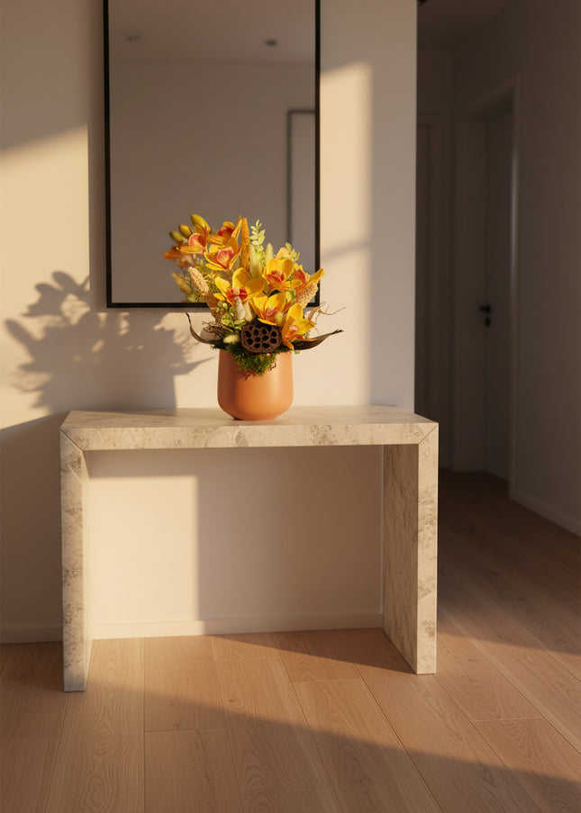 Aranjament Floral „Cymbidium Gold” în Vas Mat – Creație Handmade cu Orhidee Galbene și Accente Botanice Exotice