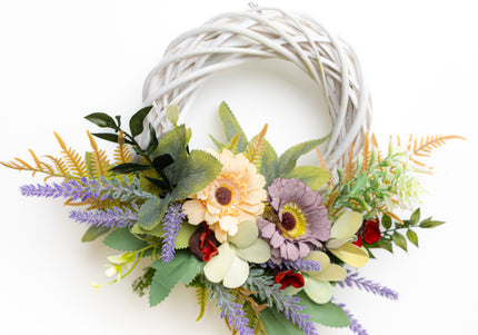 Coroniță Handmade „Lavender & Cream Breeze” – Aranjament Floral pe Bază de Răchită Albă cu Accente Botanice