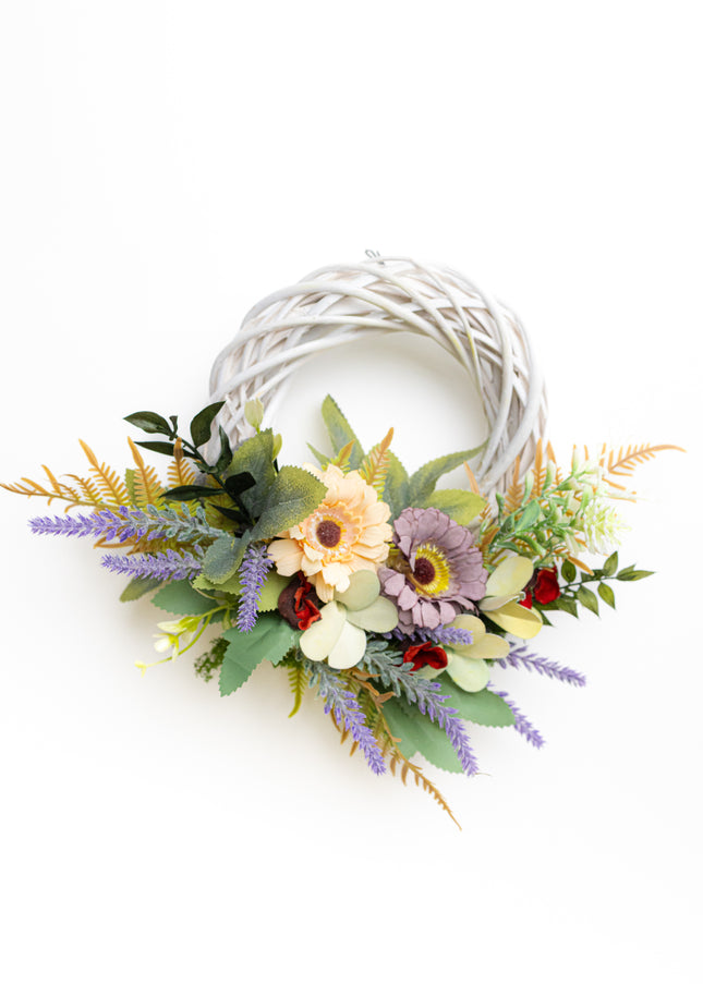 Coroniță Handmade „Lavender & Cream Breeze” – Aranjament Floral pe Bază de Răchită Albă cu Accente Botanice