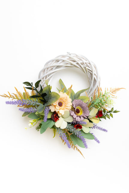 Coroniță Handmade „Lavender & Cream Breeze” – Aranjament Floral pe Bază de Răchită Albă cu Accente Botanice