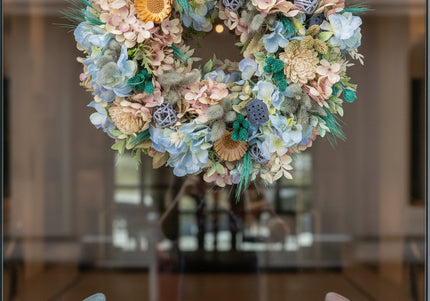 Coroniță Florală „Azure Serenity” – Aranjament Handmade cu Hortensii Bleu, Flori de Lemn și Accente de Lagurus