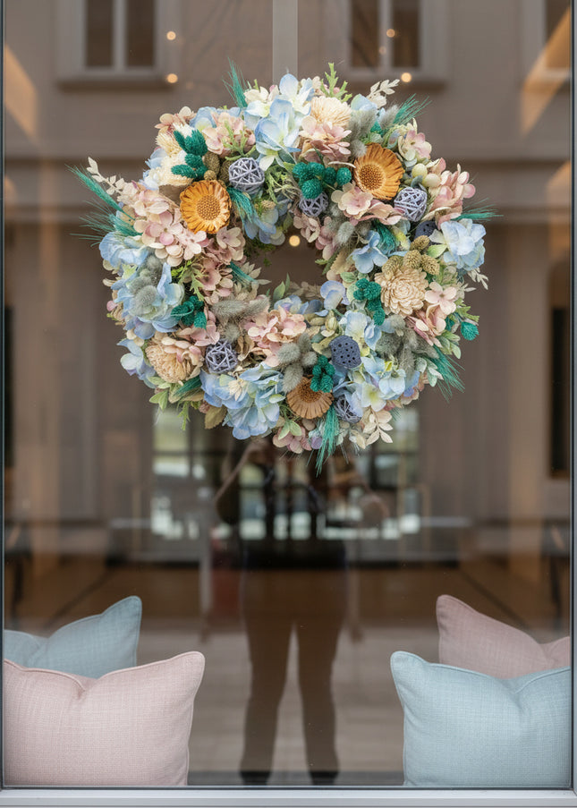 Coroniță Florală „Azure Serenity” – Aranjament Handmade cu Hortensii Bleu, Flori de Lemn și Accente de Lagurus