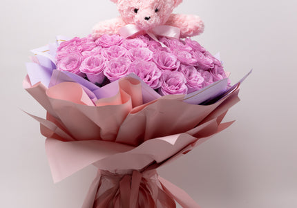 Buchet de Lux „Amethyst Bear Hug” cu 101 Trandafiri Sclipitori