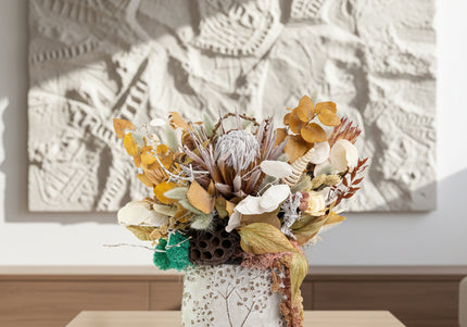 Aranjament Floral „Ivory & Earth” în Vas Ceramic Texturat – Compoziție Handmade cu Protea Albă, Lotus și Elemente Botanice Conservate