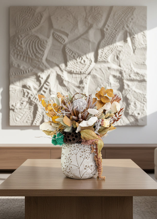 Aranjament Floral „Ivory & Earth” în Vas Ceramic Texturat – Compoziție Handmade cu Protea Albă, Lotus și Elemente Botanice Conservate